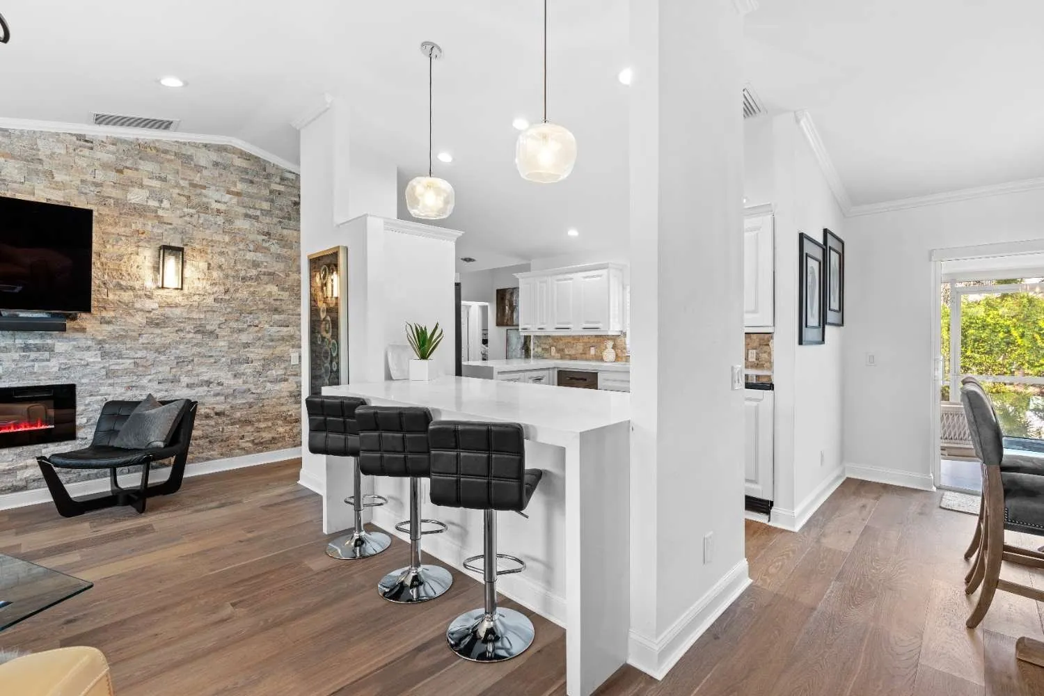 Kitchen bar with a stacked stone wall
